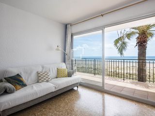 Pis a Baixador. Piso de 3 habitaciones en primera línea de mar en castelldefels