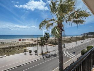 Appartement à Baixador. Piso de 3 habitaciones en primera línea de mar en castelldefels