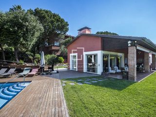 Chalet à Valldoreix. Casa  villa en excelentes condiciones de 5 dormitorios, jardín y