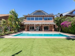 Chalet à La Plana-Bellsoleig. Fantástica casa de 4 dormitorios con jardín, piscina y garaje en