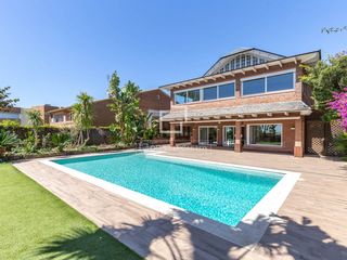 Chalet in La Plana-Bellsoleig. Fantástica casa de 4 dormitorios con jardín, piscina y garaje en