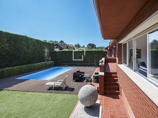 Chalet à Mira-sol. Casa unifamiliar de 535 m construidos sobre una parcela de 616 m