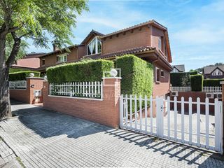 Chalet en Mira-sol. Casa unifamiliar de 535m2 construidos en una parcela de 616m2, c