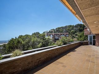 Appartamento in Les Botigues de Sitges. Exclusivo apartamento con vistas al mar, una gran terraza, ascen