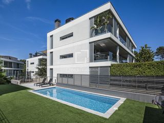 Pis a Golf-Can Trabal. Exclusivo piso de 233 m con terraza de 44 m, 5 dormitorios, 5 ba