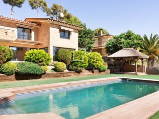 Rent Chalet in Bellamar. Villa en excelentes condiciones en venta en bellamar, castelldef