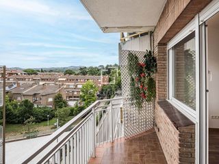 Pis a Centre - Estació. Atico de 86m2, con 4 dormitorios , 2 baños y terraza en venta en