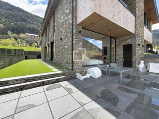 Chalet in Soldeu-Incles. Fabulosa casa de 471m distribuida en 3 plantas, con garaje, 105