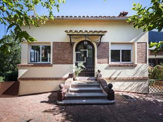 Miete Chalet in Valldoreix. Casa  villa en excelentes condiciones de 4 dormitorios con 60m d