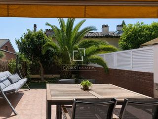 Chalet à Sant Domènec. Casa adosada de 190 m, con 4 dormitorios, 3 baños y jardín de 30