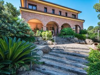 Rent Chalet in Valldoreix. Casa  villa excelentes de 5 dormitorios en alquiler en valldorei