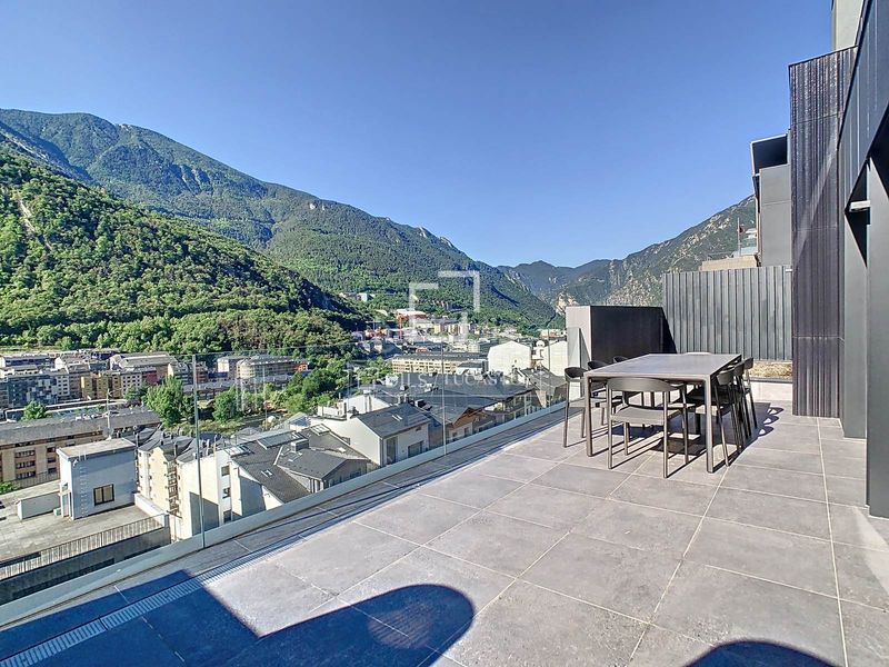 Foto 956f9362-efb9-4800-b5bc-e5d6d6a618e3. Àtic amb calefacció aparcament a Centro Andorra la Vella