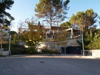 Chalet in Bellaterra. Terreno con proyecto de una casa eficiente energéticamente, a la