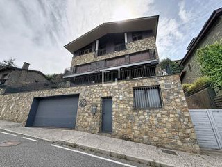 Chalet in Aixirivall. Casa independiente de 4 dormitorios con jardín y garaje tipo box