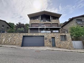 Chalet à Aixirivall. Casa independiente de 4 dormitorios con jardín y garaje tipo box