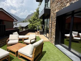 Chalet in Ciudad Universitaria. Lujosa casa independiente de 328m, reformada integralmente, con