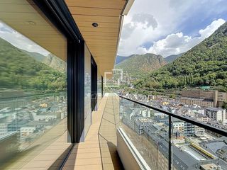 Pis a Els Vilars d´Engordany. Piso en excelentes condiciones de 4 dormitorios con terraza de 4