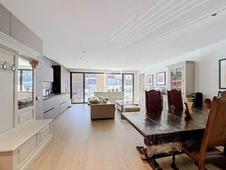 Pis a Centro. Elegante piso de reciente construcción con tres dormitorios, dos