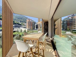 Piso en Centro. Elegante piso de reciente construcción con tres dormitorios, dos