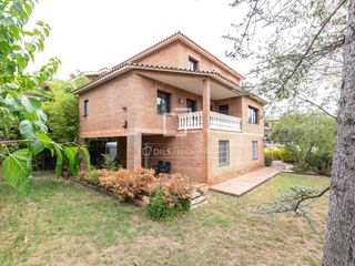 Chalet in Valldoreix. Casa de 6 dormitorios y gran parcela en venta en valldoreix, san