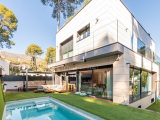 Miete Chalet in Montmar. Villa de lujo de 362 m con 5 dormitorios en alquiler en montemar