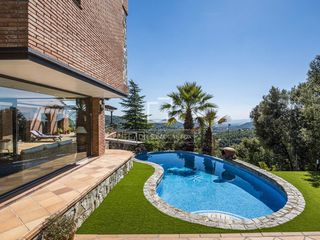 Chalet in Matadepera. Casa  villa en excelentes condiciones de 4 dormitorios en venta