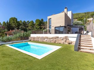 Chalet in Vallirana. Espectacular propiedad unifamiliar en vallirana.