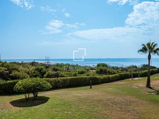 Etagenwohnung in Gava Mar. Espectacular piso de 3 dormitorios en primera línea de mar con i
