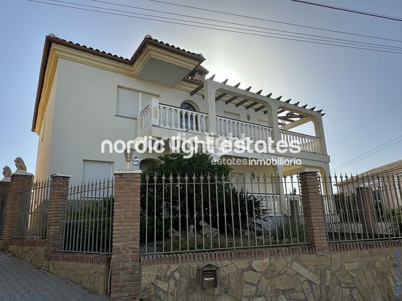 Foto 05ddb099-e5b5-40bb-8407-f651c0bb1bd2. Casa amb aparcament piscina a Trayamar Algarrobo