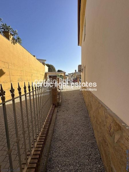 Foto b61a9e1a-517b-49a6-9c13-39f3d48a92a5. Casa amb aparcament piscina a Trayamar Algarrobo