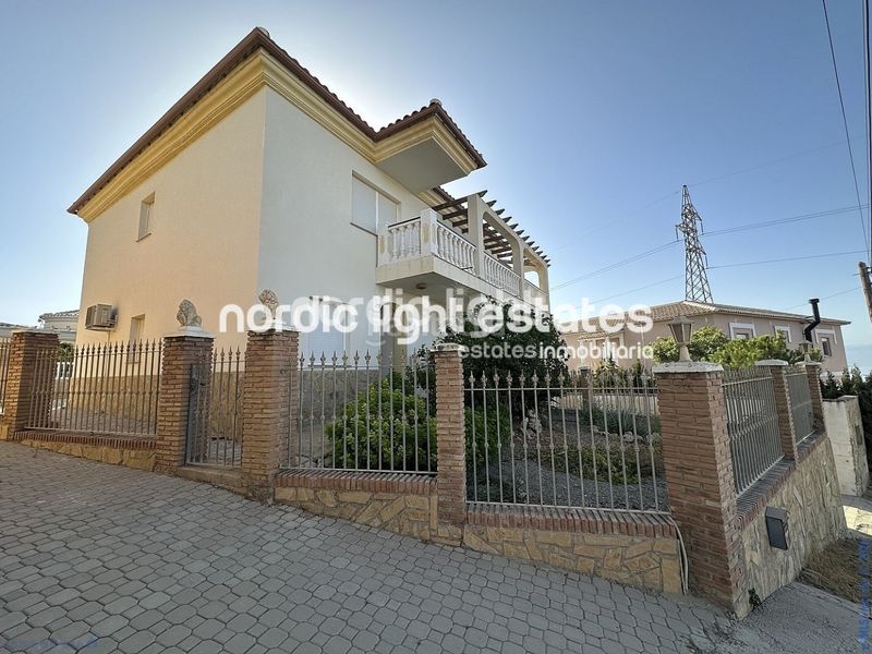 Foto fe9d9e26-6337-4411-b863-998747648012. Casa amb aparcament piscina a Trayamar Algarrobo