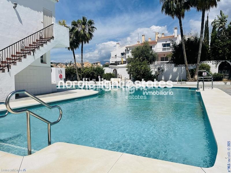 Foto d34a1736-d91f-4f79-b32b-72640380b176. Piso en Avda Pescia - Ctra de Frigiliana Nerja