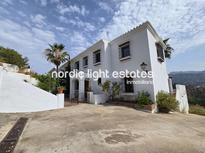 Foto cb33074c-57dd-45d4-bf93-60f3a2dd4ecc. House with pool in Torrox pueblo Torrox