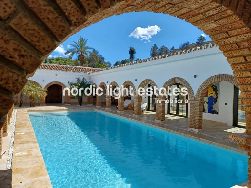 Foto ebfab298-9e44-4e54-a1cf-72cb97f91679. House with parking pool in Coín