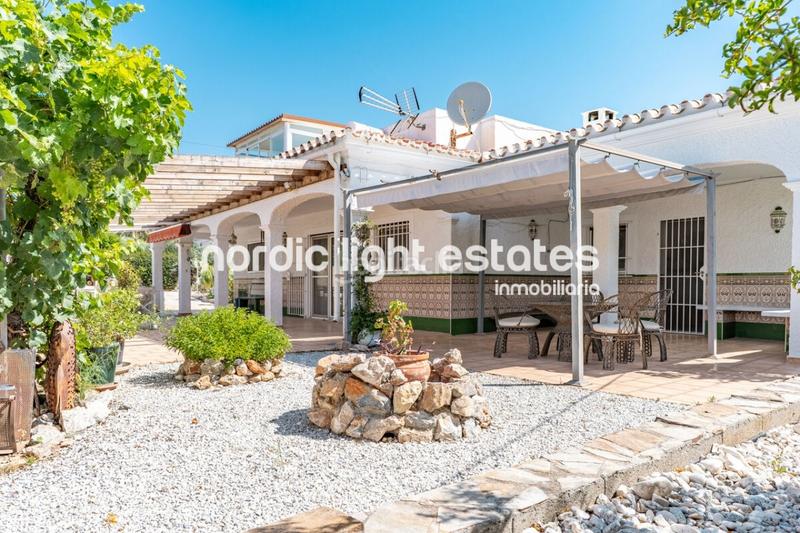 Foto dfc74564-1ebf-472b-8360-a04f4e5415e7. Casa en Avda Pescia - Ctra de Frigiliana Nerja