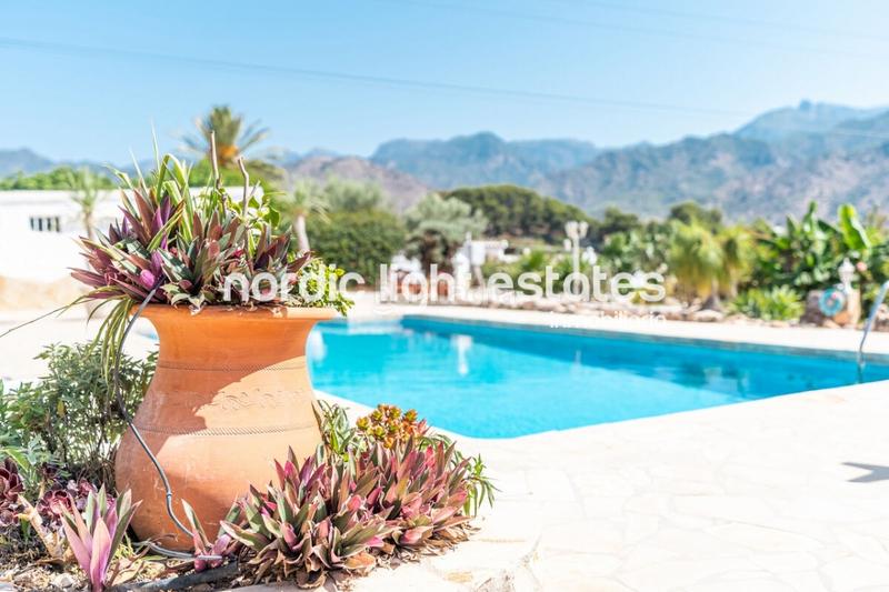 Foto 0a21b236-82da-4b84-82eb-29d1fc630aa2. Haus mit parking pool in Avda Pescia - Ctra de Frigiliana Nerja