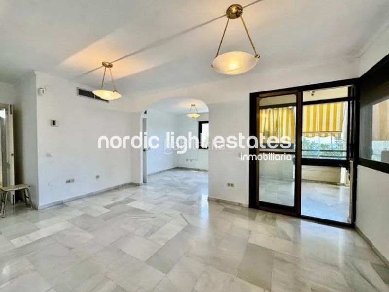 Foto 81b9757a-fef2-4bb9-8de6-81335a90c6e8. Pis amb aparcament piscina a La Carihuela - Los Nidos Torremolinos