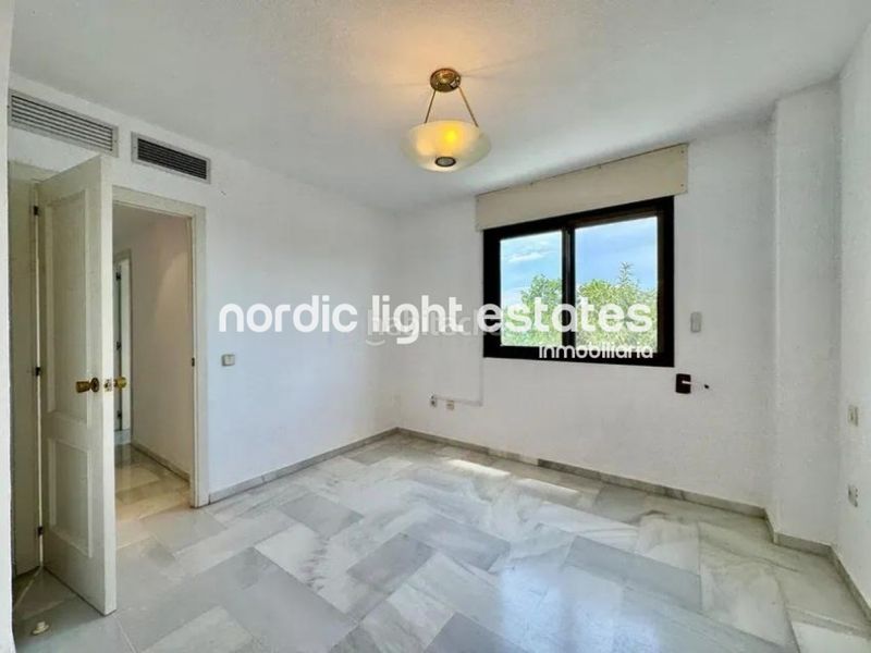 Foto dae96e97-130c-4cc0-b9ef-d674c56f4df5. Pis amb aparcament piscina a La Carihuela - Los Nidos Torremolinos