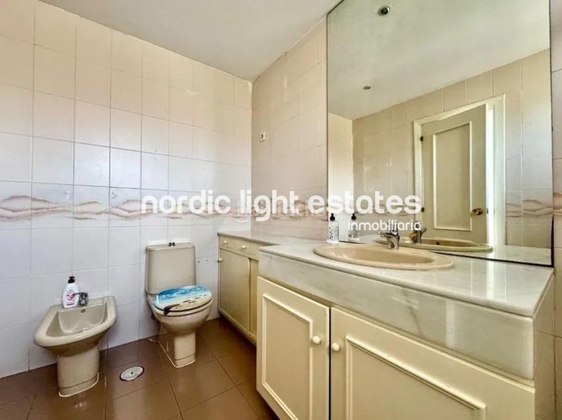 Foto edccc3cd-611e-455a-805e-1dd98a7e550c. Pis amb aparcament piscina a La Carihuela - Los Nidos Torremolinos