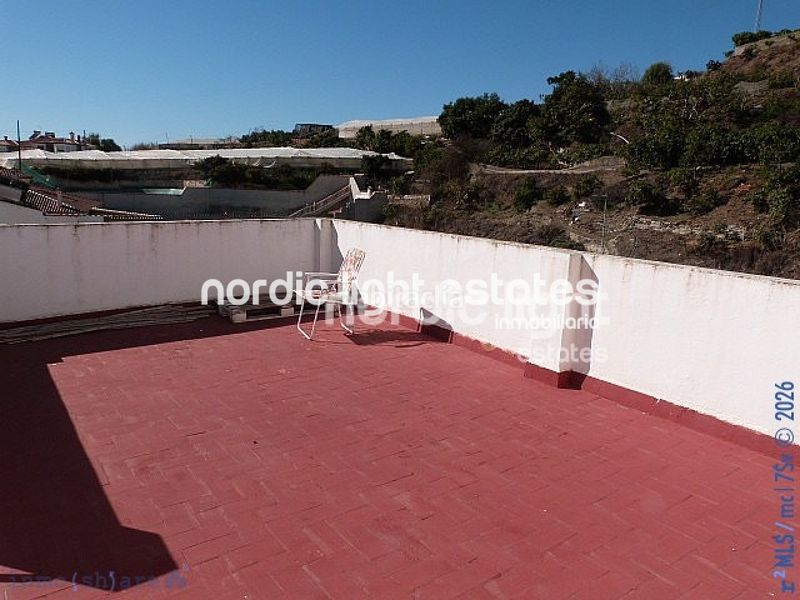 Foto c5b510d1-8dfe-43f3-902b-ee431ecf7016. Casa amb aparcament a Algarrobo pueblo Algarrobo