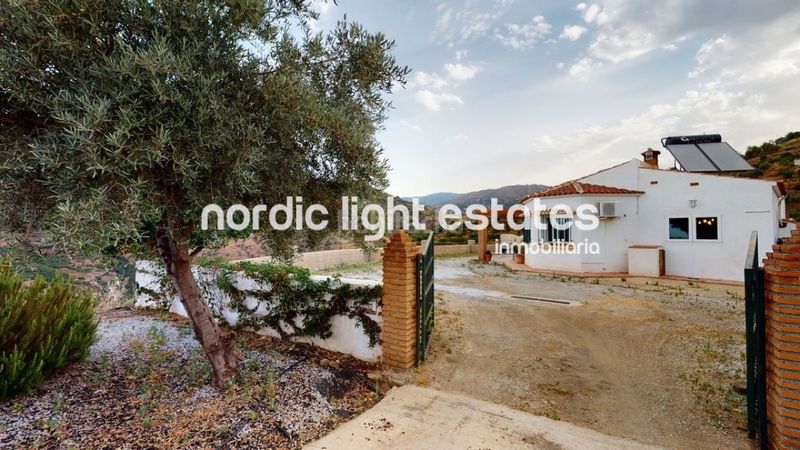 Foto 0af1c96e-9511-4260-87a3-cc5e2a7f3a70. Casa amb piscina a Cómpeta