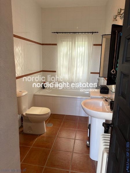 Foto faf1d1e4-6ccc-4cb1-849a-37b260236ee1. Casa con piscina in Comares