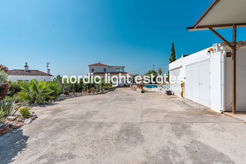 Foto 56f2546c-45ba-44a4-8397-f7f860de8af8. Casa amb aparcament piscina a Avda Pescia - Ctra de Frigiliana Nerja
