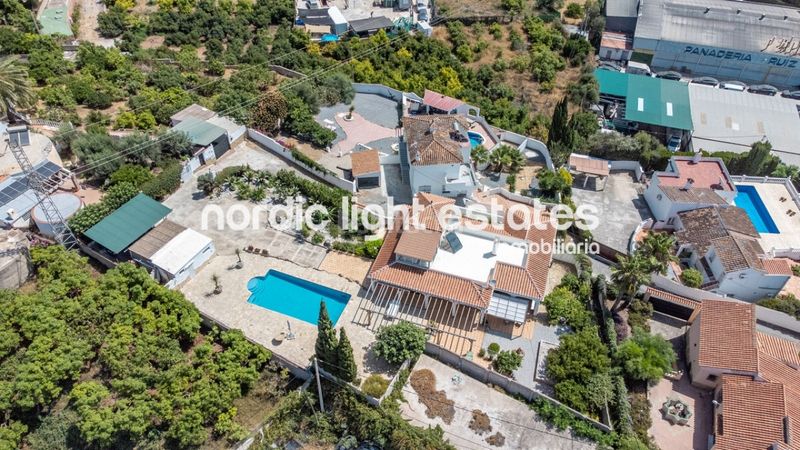 Foto 5a45b3e1-c4b3-483a-86d4-0b9f24fd3b82. Casa amb aparcament piscina a Avda Pescia - Ctra de Frigiliana Nerja