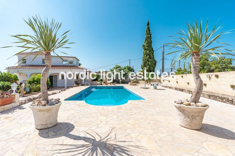 Foto f09781f9-ef2e-4b4a-92a7-90d8d15ac9f4. Casa amb aparcament piscina a Avda Pescia - Ctra de Frigiliana Nerja