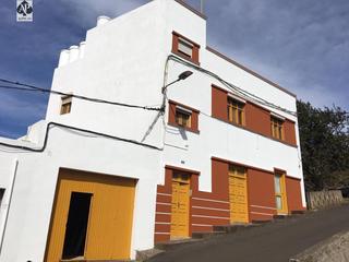 Casa a Calle de la sillailla 3. Amplia casa en santa maría de guía con vistas al mar y potencial