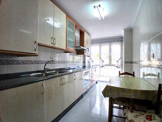 Appartement  Barrio marrón. Se vende piso de tres habitaciones amueblado en marrón