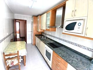 Appartement  Barrio marrón. Se vende piso de tres habitaciones amueblado en marrón