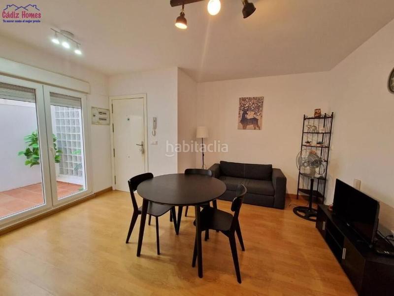 Foto f3e9a674-fcfb-4d51-abfd-6dd340bf4385. Piso apartamento en planta baja .zona teatro falla en Cádiz