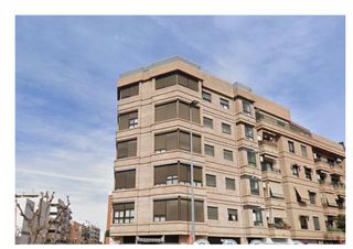 Etagenwohnung  Carrer la plana. Amplia vivienda de 4 dormitorios junto al metro con garaje inclu